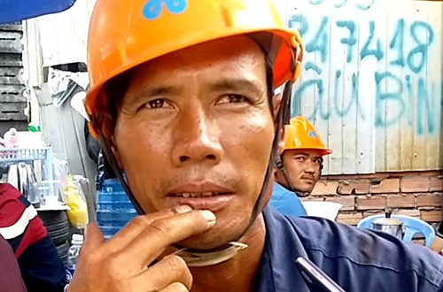 Công nhân Ngô Văn Lâm thoát chết sau vụ sập giàn giáo. Ảnh: Hải Thuận.