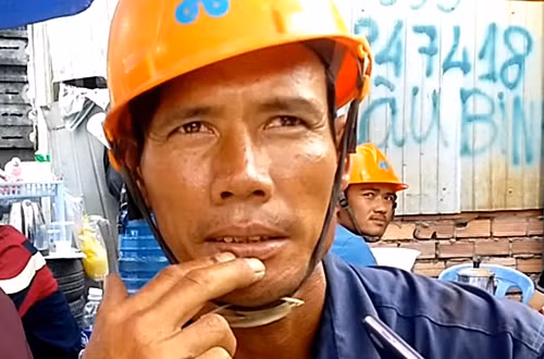 Công nhân Ngô Văn Lâm thoát chết sau vụ sập giàn giáo. Ảnh: Hải Thuận.