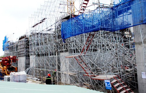 Lực lượng cứu hộ gặp nhiều khó khăn do khối sắt thép giàn giáo khổng lồ. Ảnh: Hải Thuận.