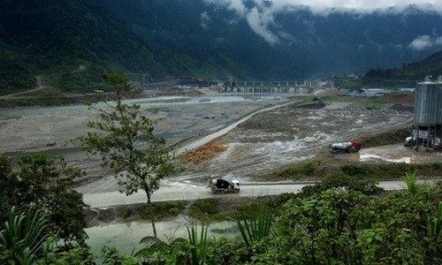 Công trường nhà máy thủy điện trị giá 2,2 tỷ USD mà Trung Quốc đang xây dựng dưới chân núi Andes, bên trong khu rừng rậm Amazon của Ecuador. Ảnh:NYT Công trường nhà máy thủy điện trị giá 2,2 tỷ USD mà Trung Quốc đang xây dựng dưới chân núi Andes, bên trong khu rừng rậm Amazon của Ecuador. Ảnh:NYT