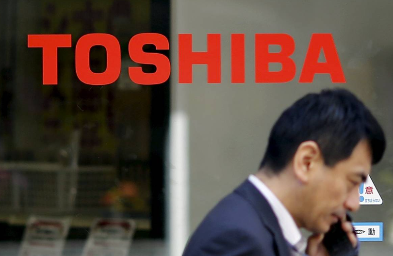 Loạt bê bối khiến Toshiba chật vật trong nhiều năm (Ảnh: Reuters)