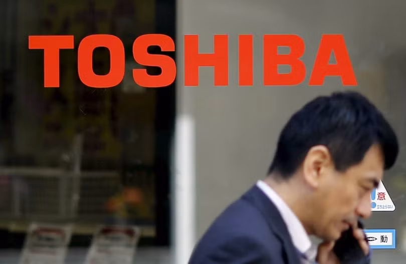 Loạt bê bối khiến Toshiba chật vật trong nhiều năm (Ảnh: Reuters)