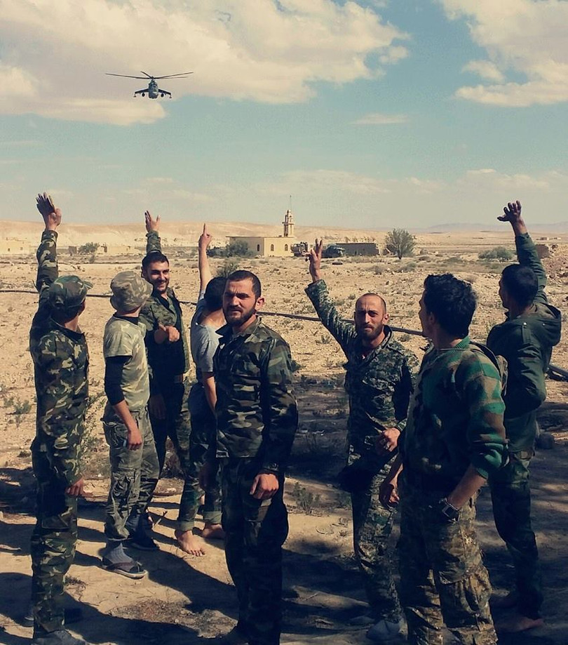 Binh sĩ Syria cùng máy bay trực thăng chiến đấu Nga bảo vệ khu vực dầu mỏ gần Palmyra