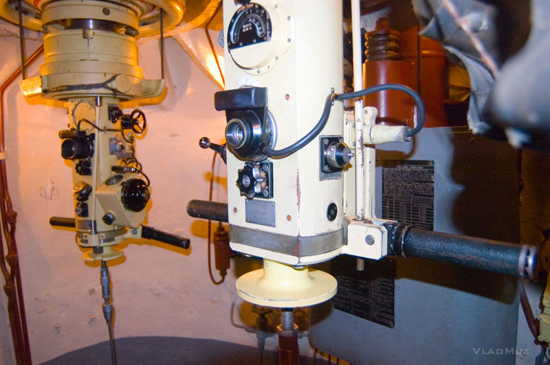 Kính tiềm vọng thông thường, một kích dành cho hoa tiêu và một kính dành cho sĩ quan trực chiến để quan sát trên không