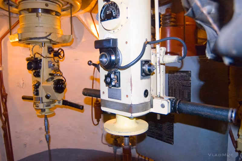 Kính tiềm vọng thông thường, một kích dành cho hoa tiêu và một kính dành cho sĩ quan trực chiến để quan sát trên không