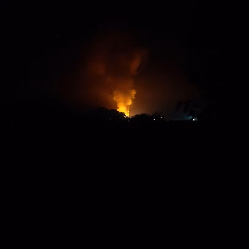 Cháy nổ ở làng Antonivka, gần Kherson, được cho là vị trí đóng quân của quân đội Nga. Ảnh Military Ukraine.