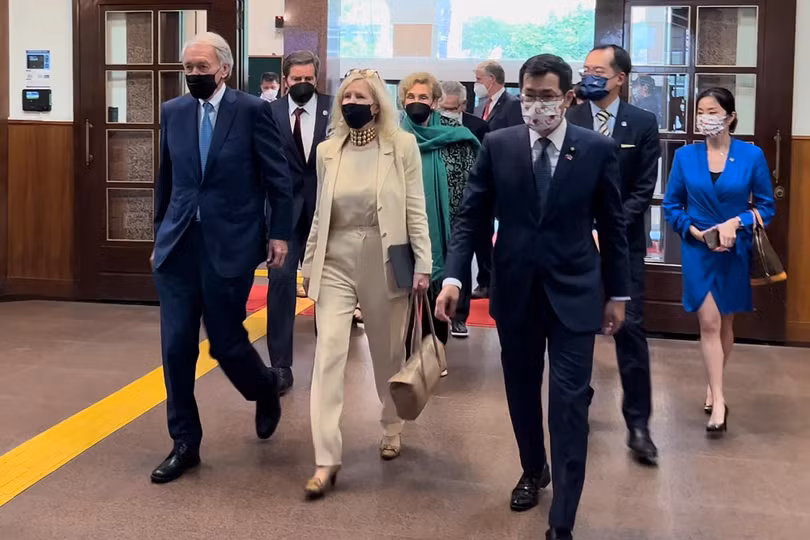 Thượng nghị sĩ Đảng Dân chủ Ed Markey của Massachusetts (ngoài cùng bên trái) và các chính trị gia Mỹ khác tại tòa nhà quốc hội ở Đài Bắc vào ngày 15/8. Ảnh: AP Thượng nghị sĩ Đảng Dân chủ Ed Markey của Massachusetts (ngoài cùng bên trái) và các chính trị gia Mỹ khác tại tòa nhà quốc hội ở Đài Bắc vào ngày 15/8. Ảnh: AP