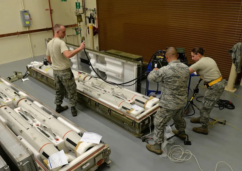 Quân đội Mỹ đóng gói tên lửa AGM-88 HARM (Tên lửa chống bức xạ tốc độ cao) chuyển giao cho Ukraine. Ảnh Military Leak.