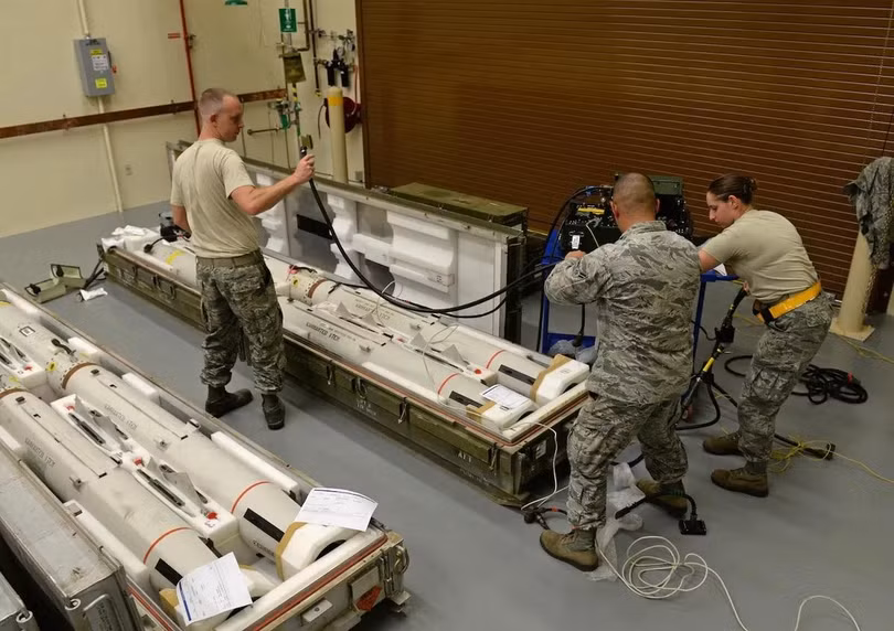 Quân đội Mỹ đóng gói tên lửa AGM-88 HARM (Tên lửa chống bức xạ tốc độ cao) chuyển giao cho Ukraine. Ảnh Military Leak. Quân đội Mỹ đóng gói tên lửa AGM-88 HARM (Tên lửa chống bức xạ tốc độ cao) chuyển giao cho Ukraine. Ảnh Military Leak.