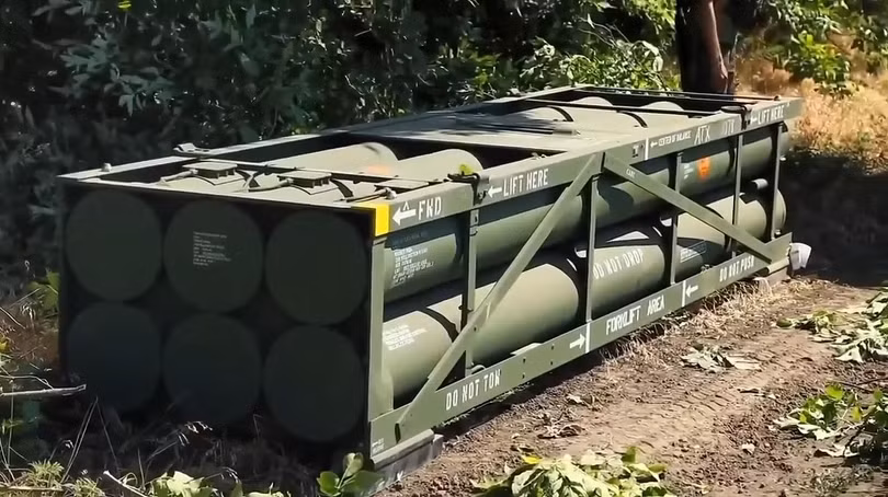 Giá mang tên lửa GMRLS thay thế cho tổ hợp pháo phản lực – tên lửa M142 HIMARS của quân đội Ukraine. Tháng 7/2022. Ukraine. Ảnh Video Yuri Butusov