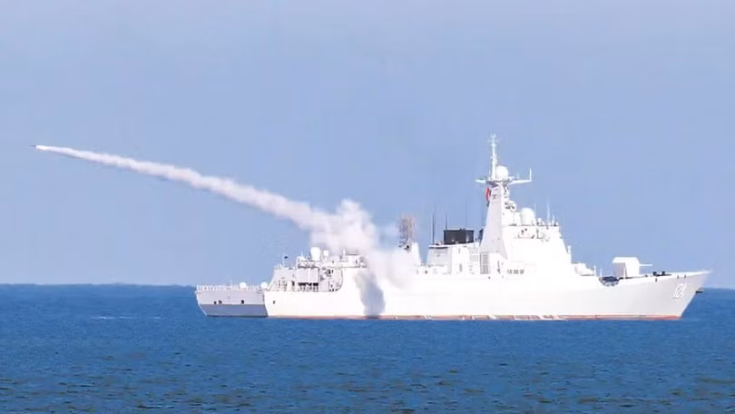 Tàu khu trục Type 052DL Kaifeng 開封 (124) trong cuộc diễn tập bắn đạn thật thuộc Hạm đội Biển Bắc của PLAN mùa thu năm 2021. Kaifeng là chiến hạm cùng lớp 052 thứ 19 và là chiếc thứ 6 của biến thể “DL”. Ảnh Naval.News