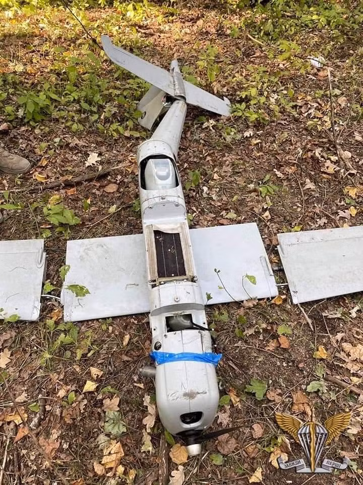 Orlan-10 của Nga, bị vô hiệu hóa bằng vũ khí EW, tháng 8/2022. Ảnh: Lực lượng đổ bộ tấn công đường không Ukraine. Orlan-10 của Nga, bị vô hiệu hóa bằng vũ khí EW, tháng 8/2022. Ảnh: Lực lượng đổ bộ tấn công đường không Ukraine.