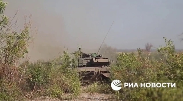 Xe tăng dân quân Luhansk tiến công trên hướng thành phố Soledar.