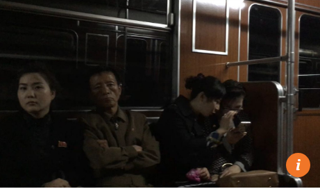 Hành khách đi tàu điện ngầm ở Bình Nhưỡng sử dụng smart phone như ở các thành phố lớn khác trên thế giới