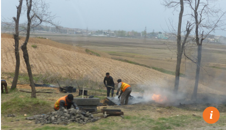 Công nhân đốt nhựa đường để sửa chữa mặt đường