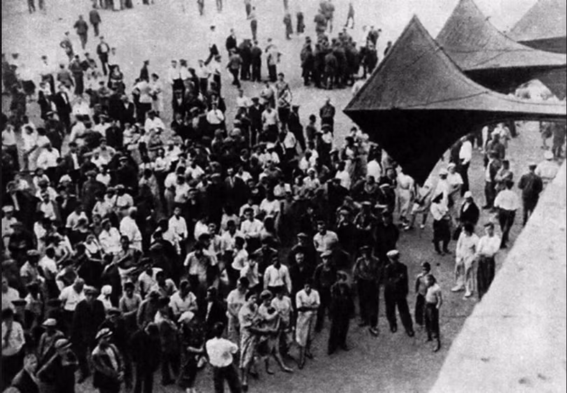 Người dân Liên Xô lắng nghe bản tin chiến sự