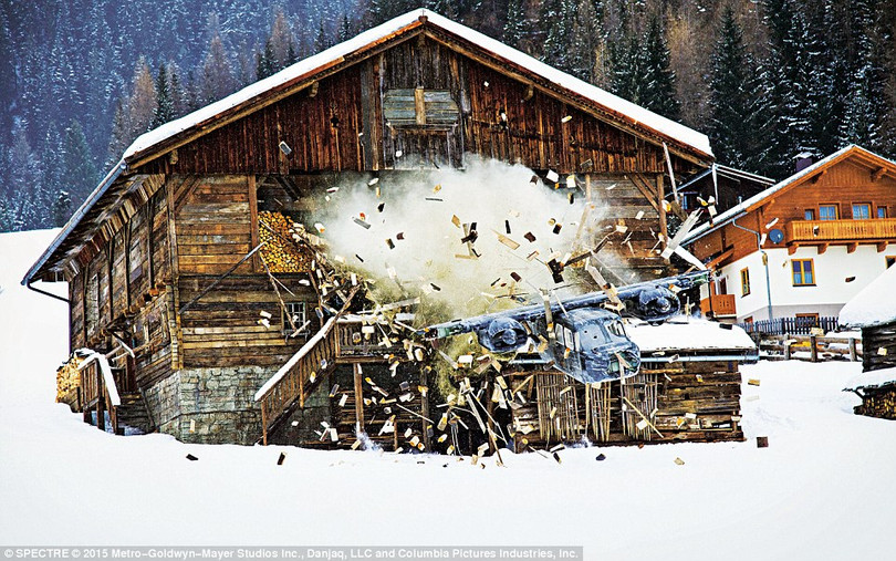 Máy bay của Bond rơi xuống nhà ở vùng núi nước Áo