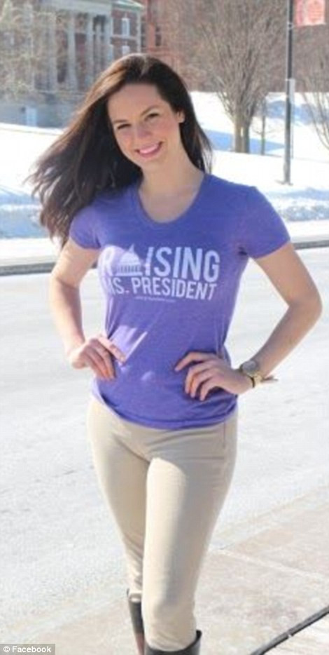 Hoa hậu Rhode Island, Alexandra Curtis từng tham gia cuộc thi ăn cánh gà và có thể ăn hết 2 pound cánh gà trong 10 phút. Hiện cô đang muốn giành một ghế lập pháp của bang 