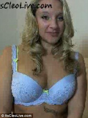 Không một ai trong trường nghi ngờ rằng nữ giáo viên Sundman ban đêm lại là một ngôi sao khiêu dâm