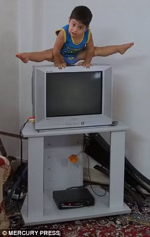 Cậu nhóc 2 tuổi làm xiếc siêu đẳng, leo tường thoăn thoắt ảnh 8