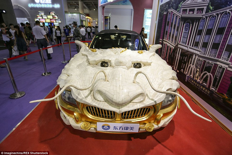 Chiếc xe “rồng bay” này được chế tác cùng với 30.000 mảnh xương bò Tây Tạng quý và 1.999 miếng vàng ròng, theo tờ Nhân dân nhật báo Trung Quốc. 