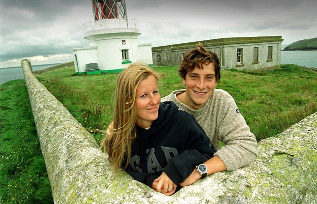 Hiện ngôi sao sinh tồn sống một cuộc sống vương giả với người vợ Shara, 41 tuổi, cùng ba đứa con.