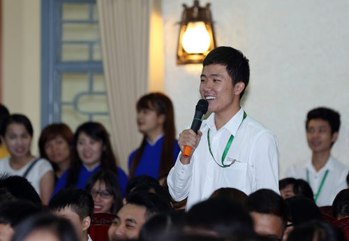 Sinh viên hào hứng đặt câu hỏi cho Phó thủ tướng. Ảnh: Đình Nam.