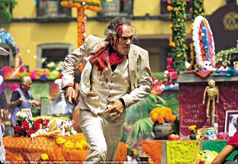 Một cảnh đầu rơi máu chảy thường thấy trong phim Bond