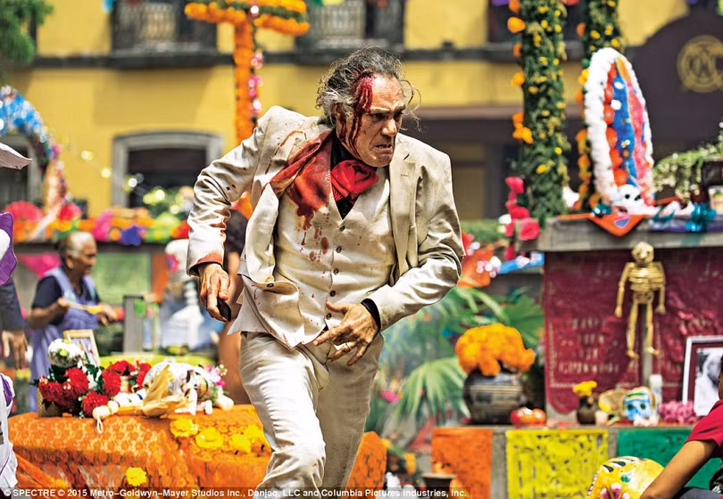 Một cảnh đầu rơi máu chảy thường thấy trong phim Bond