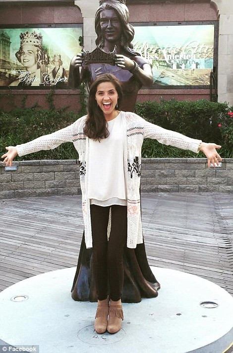 Hoa hậu Oklahoma Georgia Frazier phát hiện dấu hiệu ung thư năm mới 19 tuổi và cô đang dành thời gian tư vấn cho các thiếu nữ trẻ chăm sóc sức khỏe bản thân