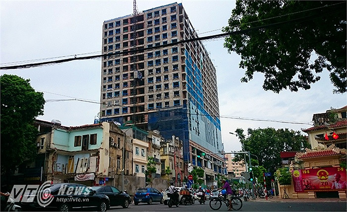 Cân cảnh tòa nhà cao tầng số 8B Lê Trực gây bức xúc dư luận