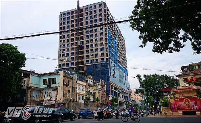 Cân cảnh tòa nhà cao tầng số 8B Lê Trực gây bức xúc dư luận