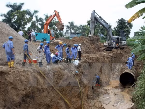 Hiện trường sự cố vỡ đường ống nước hồi tháng 8. (Ảnh: Tuấn Anh/TTXVN)