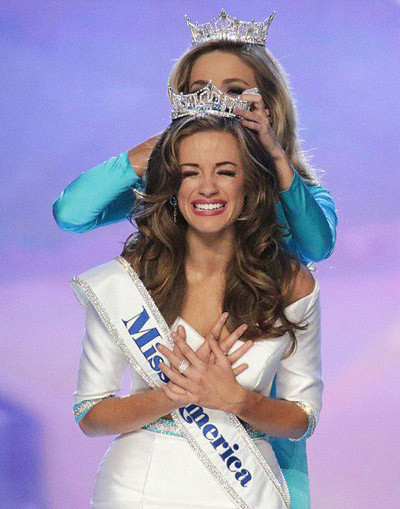 Betty Cantrell trong giây phút đăng quang. Betty Cantrell trong giây phút đăng quang.