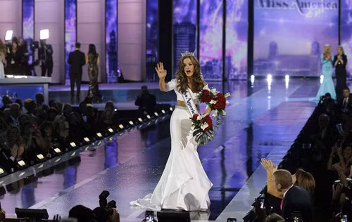 Cô gái 21 tuổi chào khán giả sau khi nhận vương miện.