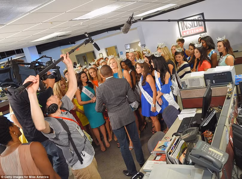 52 người đẹp làm quen với giới truyền thông