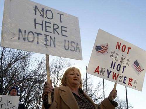  Người biểu tình phản đối các bà bầu Trung Quốc sang Mỹ đẻ con để tìm kiếm “thẻ xanh” Ảnh: LOS ANGELES TIMES