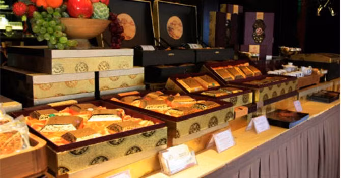 Hầu hết các hộp bánh trung thu có giá hơn 10 triệu đồng đều bao gồm chai rượu ngoại có giá trên 5 triệu đồng. Ảnh:TL