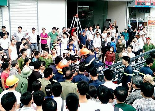 Xe thang giải cứu nạn nhân. Ảnh: Phương Sơn.