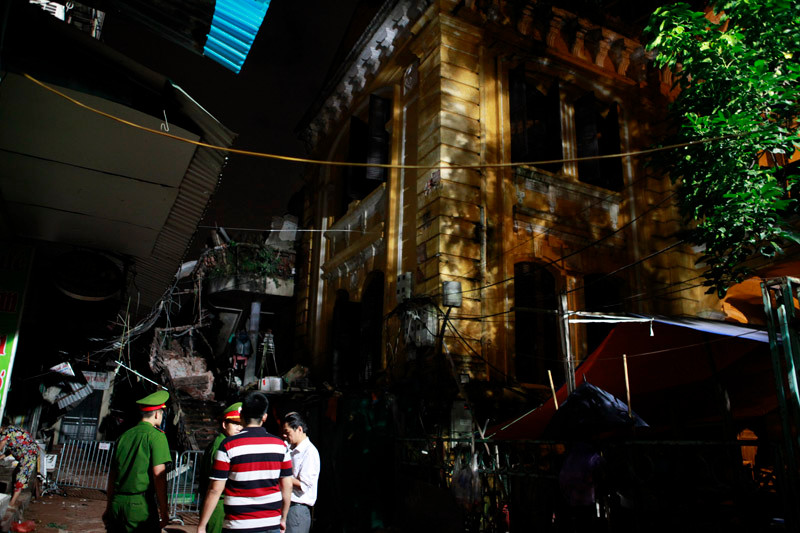 35 nhân viên thoát chết kỳ diệu trong vụ sập nhà cổ 107 phố Trần Hưng Đạo ảnh 4