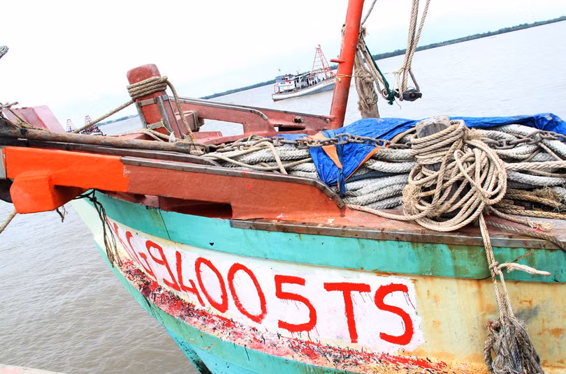  Tàu vũ trang nước ngoài nã đạn điên cuồng vào tàu cá Việt Nam 