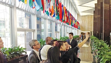 Sảnh lớn Bộ Ngoại giao treo cờ các nước trên thế giới Mỹ có quan hệ ngoại giao