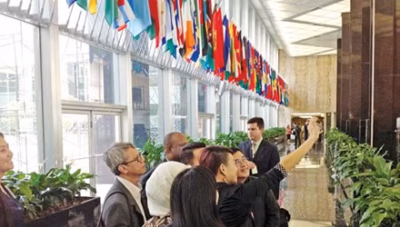 Sảnh lớn Bộ Ngoại giao treo cờ các nước trên thế giới Mỹ có quan hệ ngoại giao