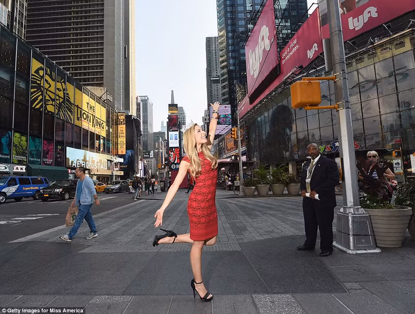 Hoa hậu Mỹ Kira Kazantsev tại Times Square