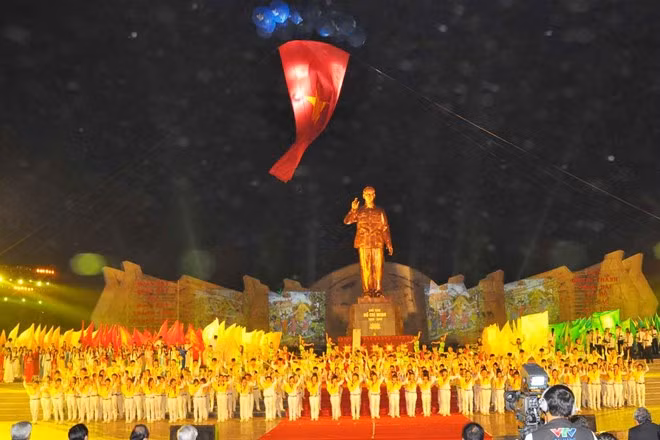 Tượng đài Bác với đồng bào các dân tộc Tây Nguyên. Ảnh minh họa