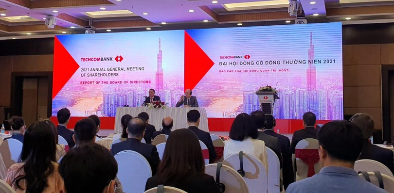 Ông Hồ Hùng Anh (bên trái) làm chủ toạ, điều hành ĐHĐCĐ thường niên năm 2021 của Techcombank