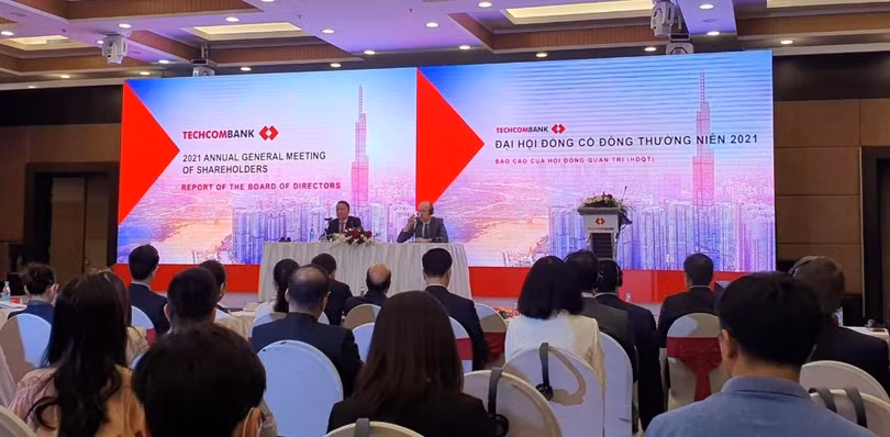 Ông Hồ Hùng Anh (bên trái) làm chủ toạ, điều hành ĐHĐCĐ thường niên năm 2021 của Techcombank