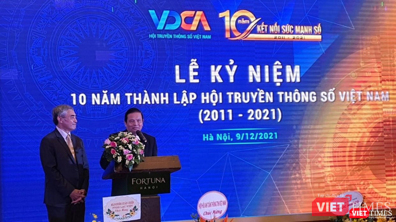 Ông Nguyễn Minh Hồng – Chủ tịch Hội Truyền thông số Việt Nam và ông Lê Doãn Hợp – Chủ tịch Danh dự Hội Truyền thông số Việt Nam phát biểu khai mạc lễ kỷ niệm 10 năm thành lập Hội (2011 - 2021)