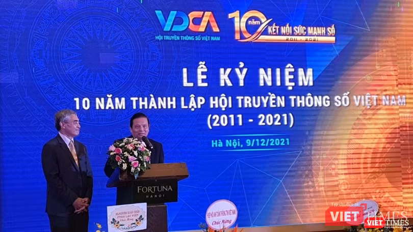 Ông Nguyễn Minh Hồng – Chủ tịch Hội Truyền thông số Việt Nam và ông Lê Doãn Hợp – Chủ tịch Danh dự Hội Truyền thông số Việt Nam phát biểu khai mạc lễ kỷ niệm 10 năm thành lập Hội (2011 - 2021)