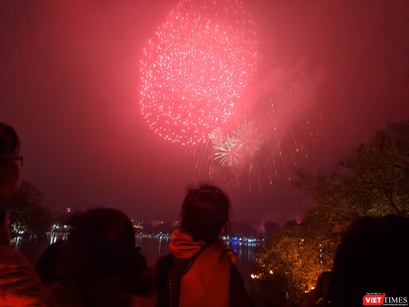 Người dân háo hức với màn bắn pháo hoa